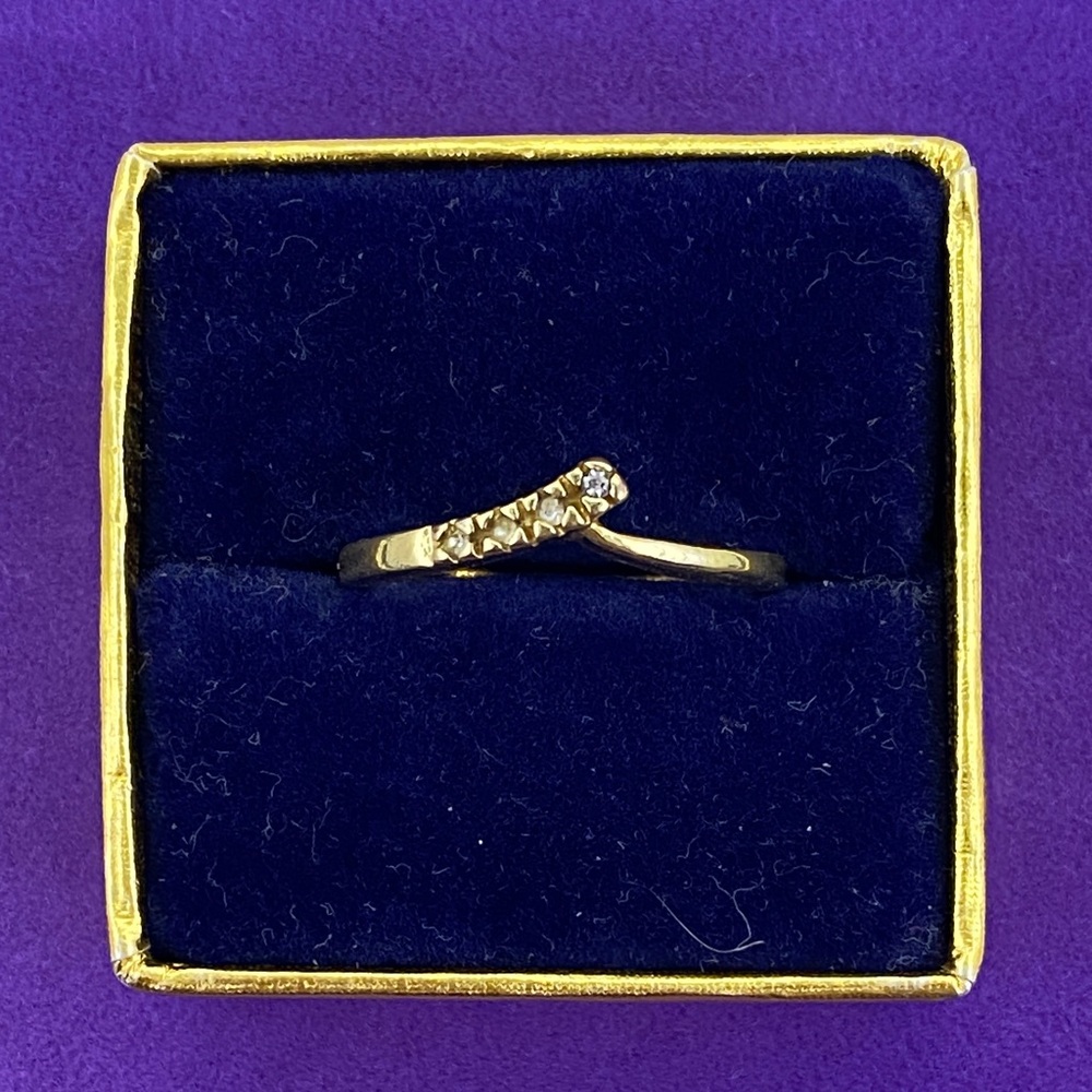 💛 Vintage Gold Plated Bypass Crystal Accent Ring